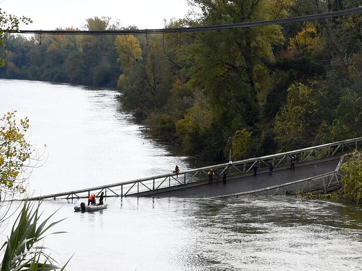 Rettungskräfte neben der eingestürzten Brücke in Mirepoix-Sur-Tarn.