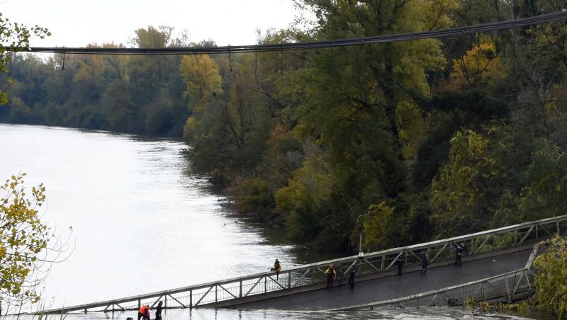 Rettungskräfte neben der eingestürzten Brücke in Mirepoix-Sur-Tarn. Rettungskräfte neben der eingestürzten Brücke in Mirepoix-Sur-Tarn.