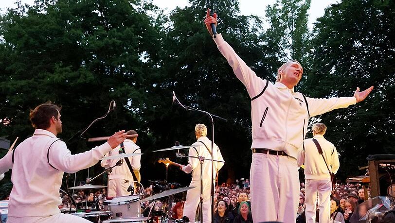 Kraftklub mit Frontmann Felix Kummer (2. v. re.) am Mittwochabend in Chemnitz.