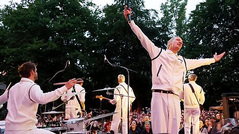Kraftklub mit Frontmann Felix Kummer (2. v. re.) am Mittwochabend in Chemnitz.