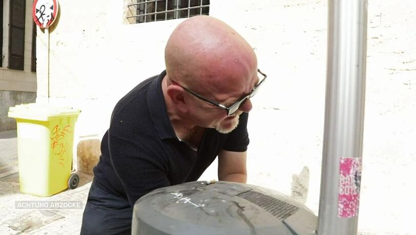 In der aktuellen Folge der Kabel Eins-Sendung "Achtung Abzocke - Urlaubsbetrügern auf der Spur" muss Peter Giesel ordentlich im Müll wühlen. In der aktuellen Folge der Kabel Eins-Sendung "Achtung Abzocke - Urlaubsbetrügern auf der Spur" muss Peter Giesel ordentlich im Müll wühlen.