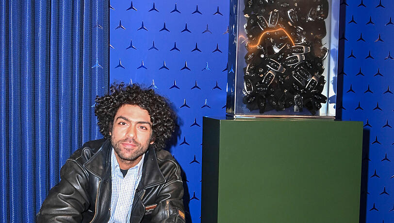 Noah Becker vor seinem Kunstwerk für Mercedes-Benz. Noah Becker vor seinem Kunstwerk für Mercedes-Benz.