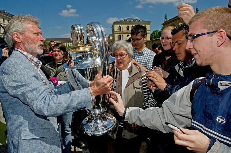 Da ist das Ding! Bei der "Trophy Bus Parade" der UEFA tourt das Objekt der Begierde, der Champions League-Pokal, am Montag gemeinsam mit zahlreichen Promis durch München - sehen Sie hier die Bilder.
