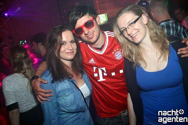 Mit Trikots, Schals und Flaggen kamen die Bayern-Fans in den Neuraum, um bei "Rock & Roll Baby" weiterzufeiern. Mehr Bilder unter: www.nachtagenten.de