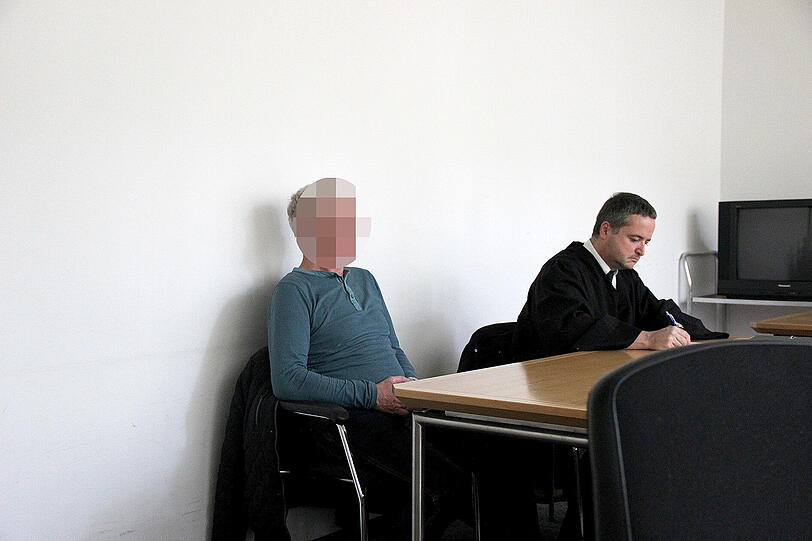 Muss den Führerschein vier Wochen abgeben: der Lkw-Fahrer Karl K. mit seinem Anwalt Philipp Mohrschulz vor der gestrigen Verhandlung.