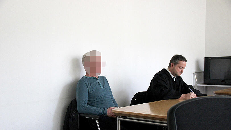 Muss den Führerschein vier Wochen abgeben: der Lkw-Fahrer Karl K. mit seinem Anwalt Philipp Mohrschulz vor der gestrigen Verhandlung. Muss den Führerschein vier Wochen abgeben: der Lkw-Fahrer Karl K. mit seinem Anwalt Philipp Mohrschulz vor der gestrigen Verhandlung.