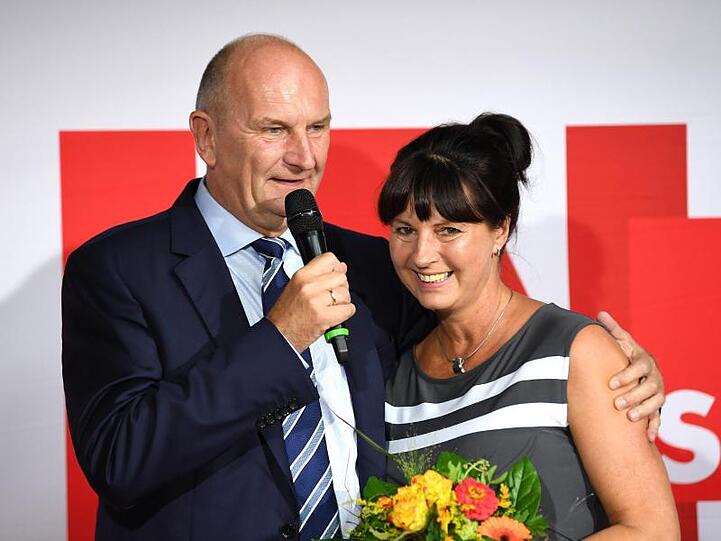 Dietmar Woidke umarmt seine Frau Susanne bei einer Ansprache auf der SPD-Wahlparty.