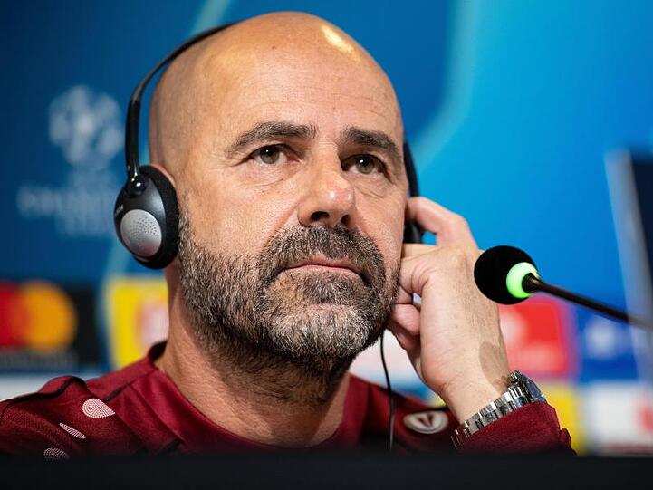 Lässt einen Einsatz von Jonathan Tah offen: Leverkusens Trainer Peter Bosz bei der Pressekonferenz im Stadion von Juventus.