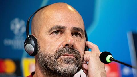 Lässt einen Einsatz von Jonathan Tah offen: Leverkusens Trainer Peter Bosz bei der Pressekonferenz im Stadion von Juventus.