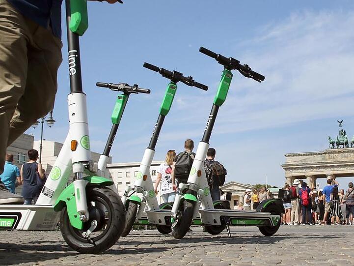 E-Tretroller-Verleih der US-Firma Lime am Brandenburger Tor.