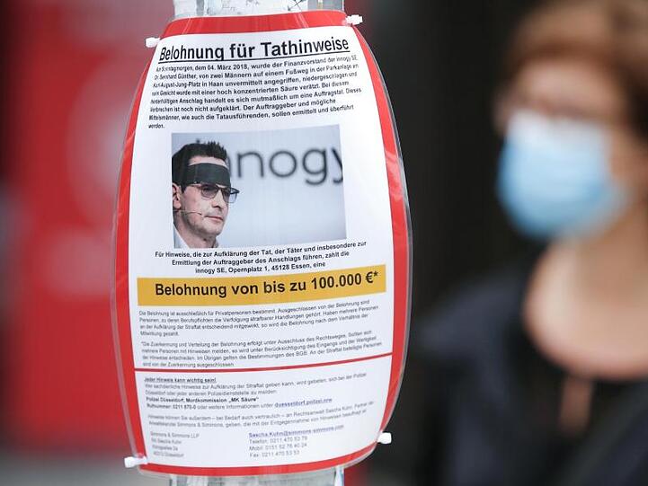 Mit eine Plakat wird in Düsseldorf nach neuen Hinweisen zum Säureangriff auf den Manager Bernhard Günther gesucht.