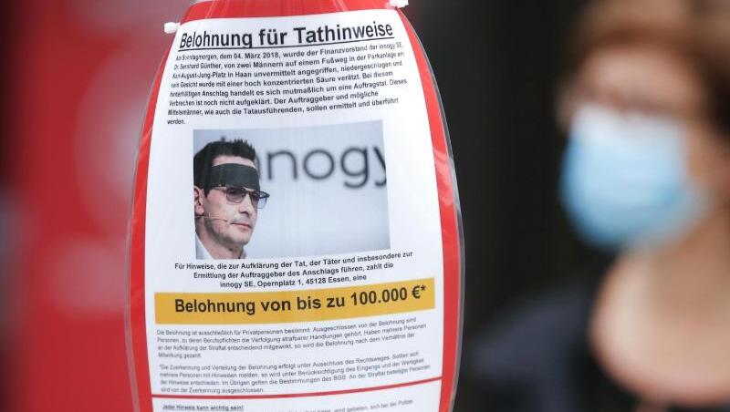 Mit eine Plakat wird in Düsseldorf nach neuen Hinweisen zum Säureangriff auf den Manager Bernhard Günther gesucht. Mit eine Plakat wird in Düsseldorf nach neuen Hinweisen zum Säureangriff auf den Manager Bernhard Günther gesucht.