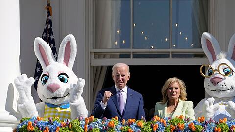 Präsident Joe Biden und die First Lady der USA - umrahmt von Osterhasen im Weißen Haus.