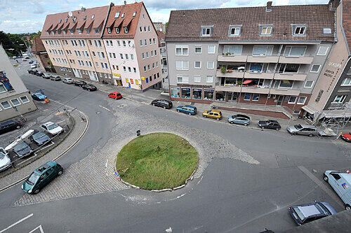 Einer der hässlichsten Plätze der Altstadt: Wenn die Karl-Grillenberger-Straße (vorn) und die Mohrengasse (hinten) neu gestaltet werden, verschwindet der ungeliebte Kreisverkehr.