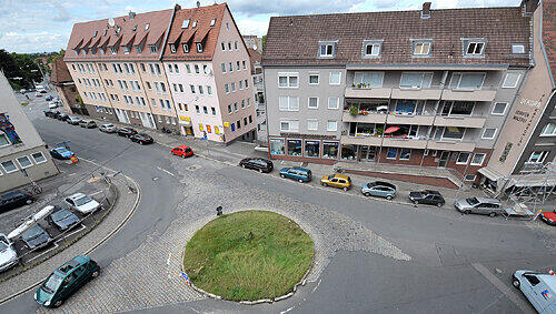 Einer der hässlichsten Plätze der Altstadt: Wenn die Karl-Grillenberger-Straße (vorn) und die Mohrengasse (hinten) neu gestaltet werden, verschwindet der ungeliebte Kreisverkehr. Einer der hässlichsten Plätze der Altstadt: Wenn die Karl-Grillenberger-Straße (vorn) und die Mohrengasse (hinten) neu gestaltet werden, verschwindet der ungeliebte Kreisverkehr.