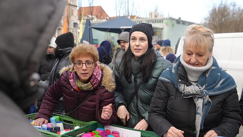 "Wenn man die Not der bedürftigen Menschen sieht, dann merkt man: Es brennt wirklich", sagt Johanna Bittenbinder (r.). Neben ihr steht Anita Eichhorn. "Wenn man die Not der bedürftigen Menschen sieht, dann merkt man: Es brennt wirklich", sagt Johanna Bittenbinder (r.). Neben ihr steht Anita Eichhorn.