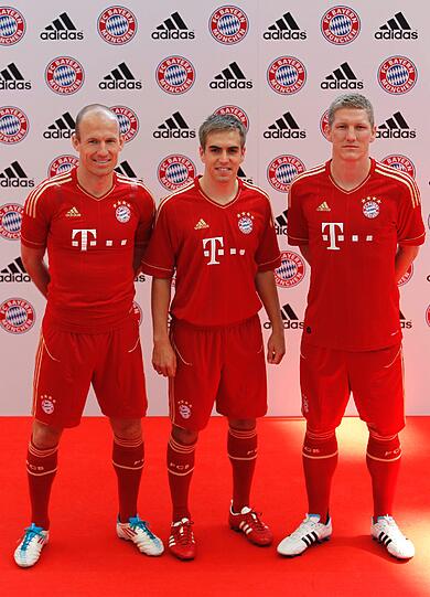 Goldenen Zeiten brechen beim FC Bayern an: Das neue Heimtrikot des Rekordmeisters kommt in rot und gold daher. Die Bilder der Präsentation aus der Allianz Arena