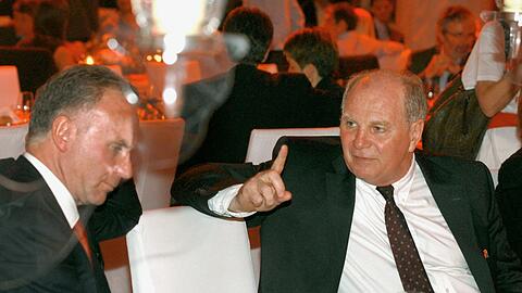 Uli Hoeneß und Karl-Heinz Rummenigge können die Niederlage nicht verstehen. Im Interview sagte Hoeneß: "Mir fehlen die Worte."