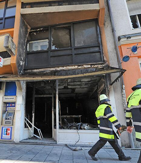 Schwabing am Tag nach der Bombensprengung: Die Spuren der Detonation sind deutlich zu erkennen. Im Laufe des Vormittags werden die Schäden an den Gebäuden der Umgebung erfasst.
