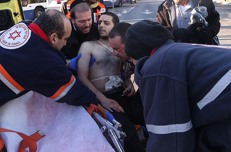 Der Terror kehrt zurück nach Tel Aviv: Ein Mann sticht in einem Linienbus auf Passanten ein.