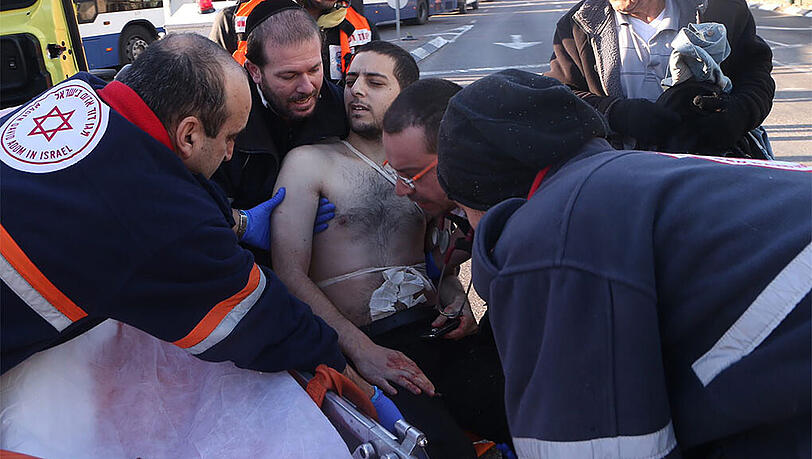 Der Terror kehrt zurück nach Tel Aviv: Ein Mann sticht in einem Linienbus auf Passanten ein.