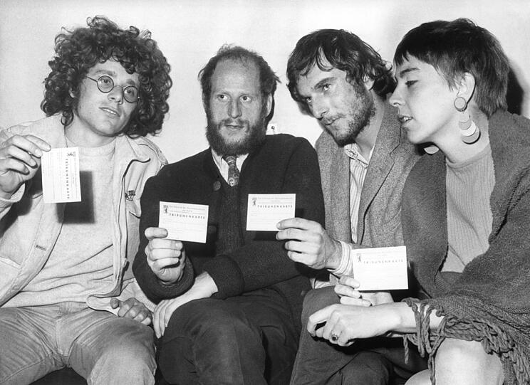 Rainer Langhans, Dieter Kunzelmann, Volker Gebbert und Ursula Körber nach ihrer Festnahme im Berliner Rathaus Schöneberg mit ihren Tribünenkarten. Die Mitglieder der Kommune I wurden am 22.09.1967 beim Betreten des Rathauses festgenommen.