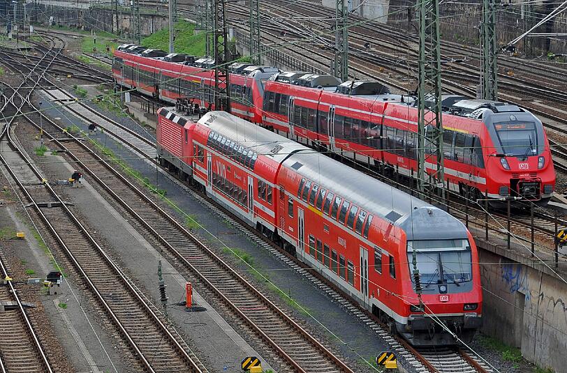 Eine S-Bahn ist minutenlang führerlos durch ein Tal in Baden-Württemberg gefahren - der Triebwagenführer war bewusstlos. (Archivbild)