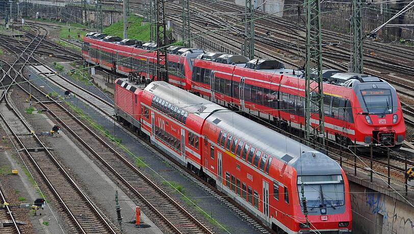 Eine S-Bahn ist minutenlang führerlos durch ein Tal in Baden-Württemberg gefahren - der Triebwagenführer war bewusstlos. (Archivbild) Eine S-Bahn ist minutenlang führerlos durch ein Tal in Baden-Württemberg gefahren - der Triebwagenführer war bewusstlos. (Archivbild)
