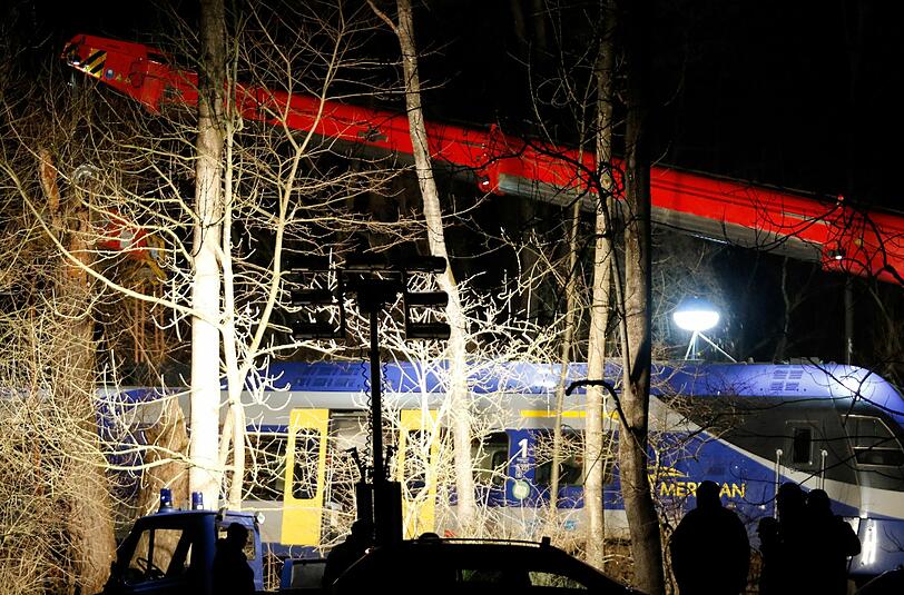 Obwohl die Bergungsfahrzeuge mit Flutlicht ausgestattet sind, wurden die Arbeiten in der Nacht zum Donnerstag für mehrere Stunden unterbrochen.