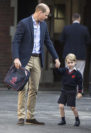 Prinz George und sein Vater Prinz William gehen zur Thomas's Battersea Schule