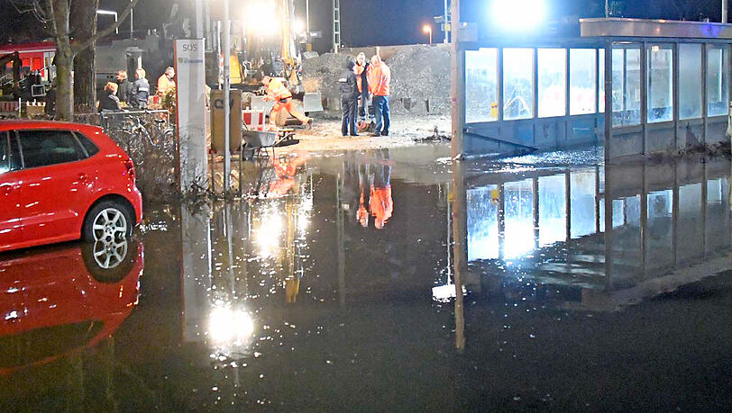 Nach Angaben des Landratsamtes war bei Bauarbeiten die Hauptwasserleitung im Ort beschädigt worden. Mehrere Keller und Tiefgaragen liefen voll, auch die Unterführung am S-Bahnhof war betroffen. Nach Angaben des Landratsamtes war bei Bauarbeiten die Hauptwasserleitung im Ort beschädigt worden. Mehrere Keller und Tiefgaragen liefen voll, auch die Unterführung am S-Bahnhof war betroffen.