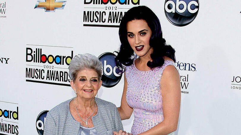 Katy Perry an der Seite ihrer Großmutter Ann Pearl Hudson.