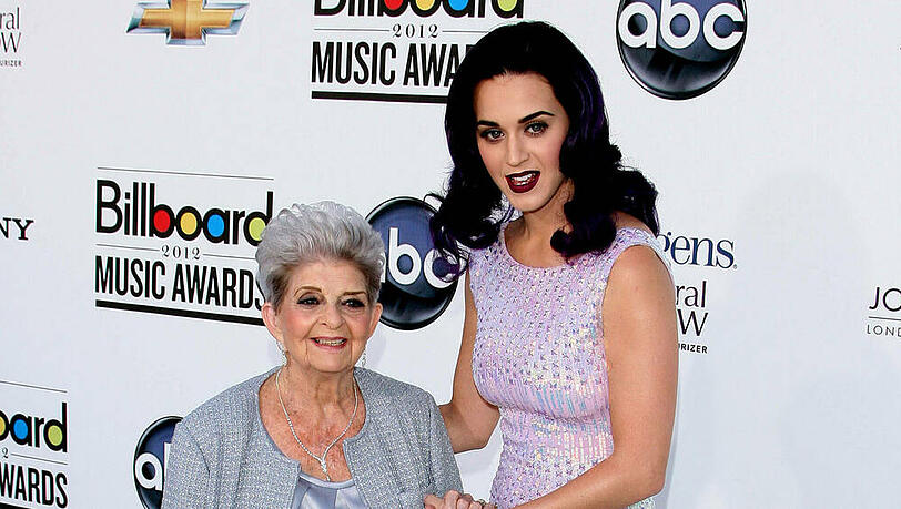 Katy Perry an der Seite ihrer Großmutter Ann Pearl Hudson. Katy Perry an der Seite ihrer Großmutter Ann Pearl Hudson.