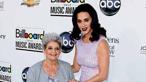 Katy Perry an der Seite ihrer Großmutter Ann Pearl Hudson.