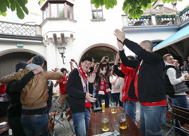Fans lassen es beim Champions-League-Finale des FC Bayern gegen Dortmund rund um den Marienplatz krachen. Die Bilder