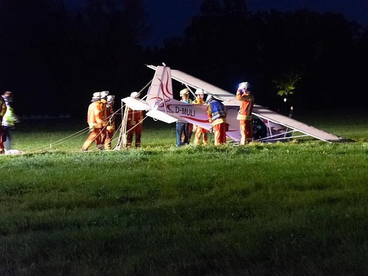 Feuerwehrleute stehen neben einem abgestürzten Sportflugzeug nahe Bad Wörishofen. . Foto: Jeremy Rizer/Wertach Media /dpa