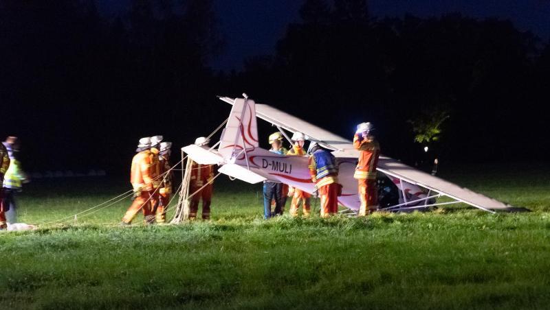 Feuerwehrleute stehen neben einem abgestürzten Sportflugzeug nahe Bad Wörishofen. . Foto: Jeremy Rizer/Wertach Media /dpa Feuerwehrleute stehen neben einem abgestürzten Sportflugzeug nahe Bad Wörishofen. . Foto: Jeremy Rizer/Wertach Media /dpa