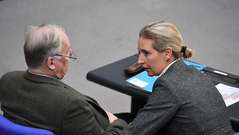 Der AfD-Co-Fraktionsvorsitzende Alexander Gauland hat in der Parteispendenaffäre seine Kollegin an der Fraktionsspitze, Alice Weidel, in Schutz genommen. "Ich glaube nicht, dass sie sich Vorwürfe machen muss", sagte Gauland. Der AfD-Co-Fraktionsvorsitzende Alexander Gauland hat in der Parteispendenaffäre seine Kollegin an der Fraktionsspitze, Alice Weidel, in Schutz genommen. "Ich glaube nicht, dass sie sich Vorwürfe machen muss", sagte Gauland.