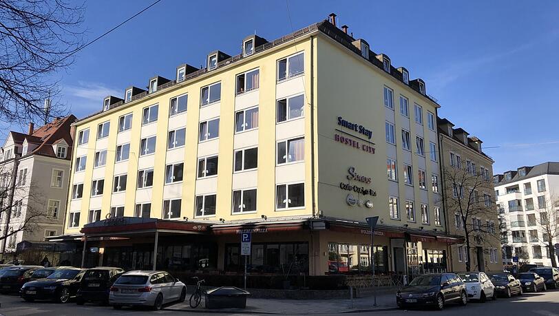Hostel und Lokal: Der gelbe Bau in der Mozartstraße wird abgerissen