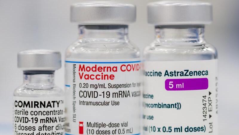 Fläschchen der Corona-Impfstoffe von Pfizer-BionTech (l-r), Moderna und Astrazeneca.