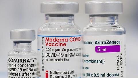 Fläschchen der Corona-Impfstoffe von Pfizer-BionTech (l-r), Moderna und Astrazeneca.