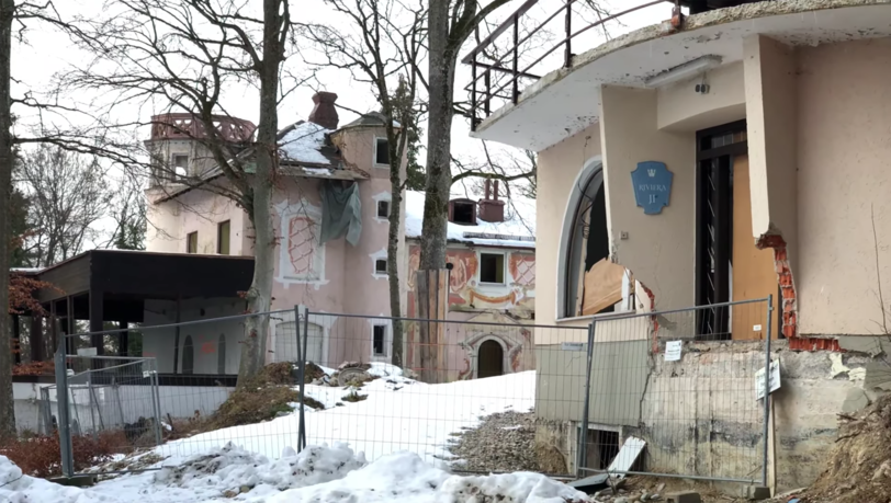 Das ehemalige Wiedemann-Sanatorium in Münsing am Starnberger See. Vom einstigen Glamour und Glanz ist hier wirklich kaum noch etwas zu sehen. Das ehemalige Wiedemann-Sanatorium in Münsing am Starnberger See. Vom einstigen Glamour und Glanz ist hier wirklich kaum noch etwas zu sehen.