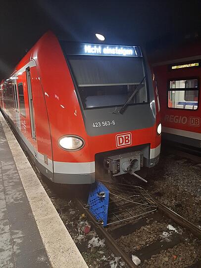 Am Bahnhof Freising musste eine S-Bahn notbremsen, weil ein Rollwagen im Gleis lag.