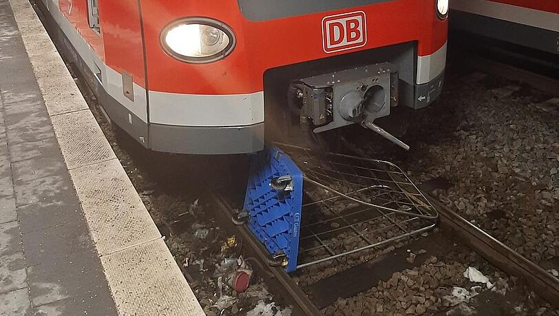 Am Bahnhof Freising musste eine S-Bahn notbremsen, weil ein Rollwagen im Gleis lag.