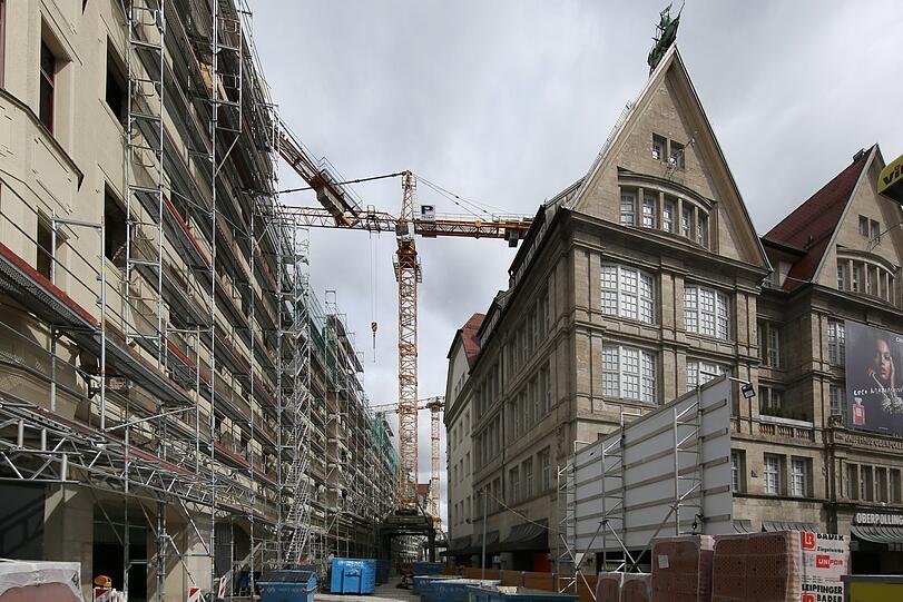 Rechts im Bild der Oberpollinger, daneben geht es in die Herzog-Max-Straße hinein, gesäumt von einer Gerüsteflucht und Kränen. Links, ins ehemalige Karstadt Sports (das zum Herzog Max wird), ziehen bald Forscher ein.