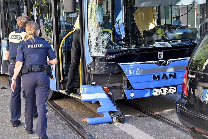 Der schwerer verletzte Mercedes-Fahrer, der leicht verletzte Busfahrer und zwei leicht verletzte Insassen des  Busses kamen ins Krankenhaus.