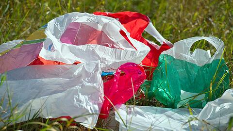 Plastikt&uuml;ten wie diese sind inzwischen nicht mehr an Deutschlands Supermarkt-Kassen zu bekommen. (Archivbild)