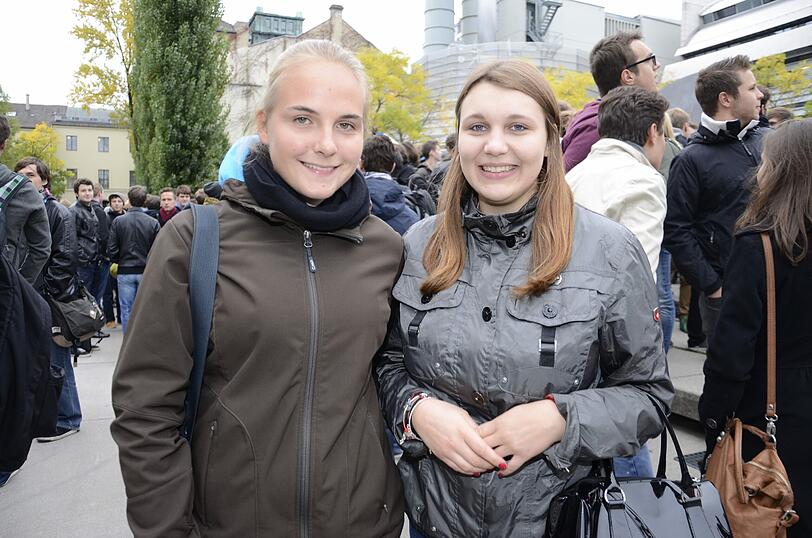 Alisa (18) und Corinna (18) studieren beide Sportwissenschaften. Alisa wollte zwar eigentlich Medizin studieren, "aber Sportwissenschaften ist auch sehr medizinisch. Außerdem spiele ich Handball und bin auch sonst Sportbegeistert." Auch Corinna denkt, dass sie die richtige Wahl getroffen hat: "Mit dem Studium kann ich zum Beispiel ins Gesundheitsmanagement gehen."