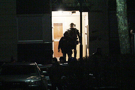 Kräfte des Spezialeinsatzkommandos SEK stürmen gegen 21.45 Uhr die Wohnung eines als gewalttätig bekannten Waldkraiburgers. Mit einer Waffe hatte der 30-Jährige am Mittwochnachmittag seine 34-jährige Lebensgefährtin angegriffen und bedroht. Die Frau war auf die Straße geflüchtet und hatte die Polizei verständigt. Sie wurde leicht verletzt.