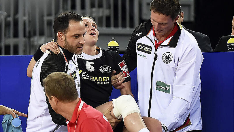Saskia Lang wird nach ihrer schweren Verletzung im letzten EM-Spiel gegen die Slowakei vom Feld getragen. Der bittere Verdacht: Kreuzbandriss Saskia Lang wird nach ihrer schweren Verletzung im letzten EM-Spiel gegen die Slowakei vom Feld getragen. Der bittere Verdacht: Kreuzbandriss